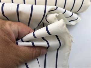 Skjorte poplin - stribet i fløde og marine, med en fin struktur